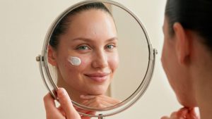 Как правильно использовать гормональные кремы и помогают ли они от прыщей