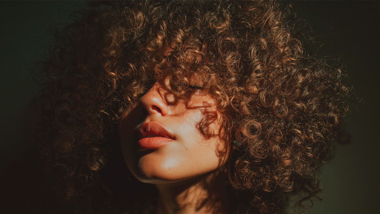 Инструкция: как ухаживать за кудрявыми волосами