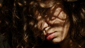 Кудрявый метод: как ухаживать за волосами и выбрать подходящие средства