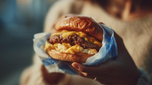 Эмоциональное переедание: как перестать заедать стресс