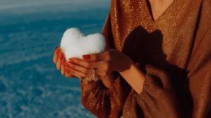 Как бороться с сухостью кожи зимой: барьерная рутина для морозных прогулок