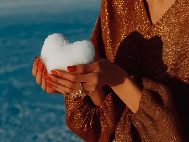 Как бороться с сухостью кожи зимой: барьерная рутина для морозных прогулок