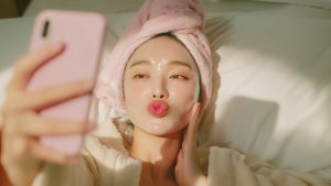 Эксперты вошли в чат: зачем нужны ночные маски для кожи и как они работают