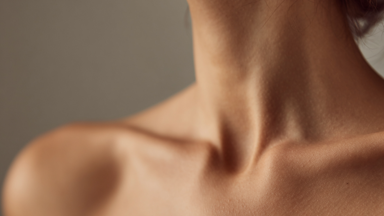 Что будет, если забывать про уход за кожей шеи и декольте? Отвечают эксперты