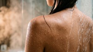 Чем полезен контрастный душ и как правильно его принимать?