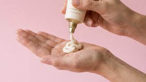 Мочевина — SOS-средство для сухой кожи. В какой косметике её искать и как использовать