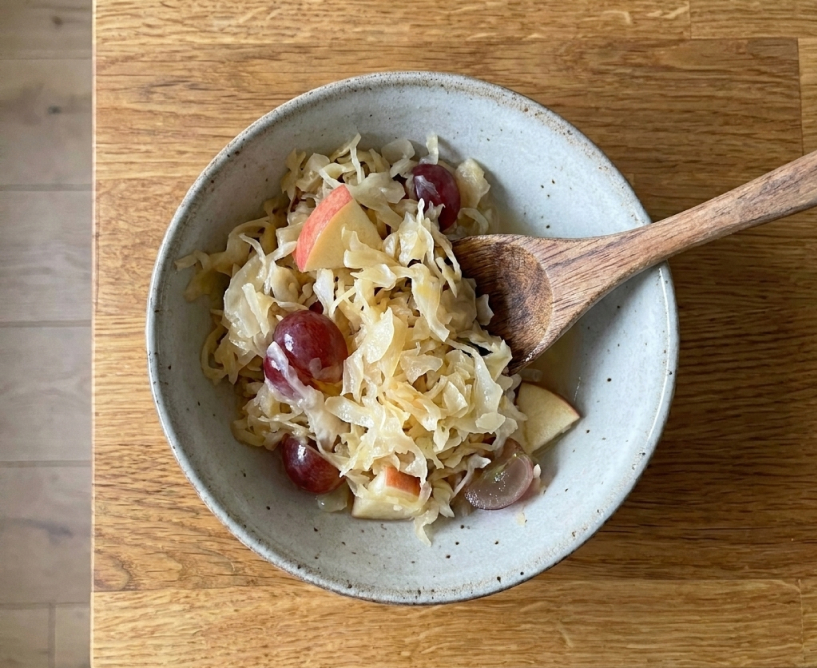 Квашеная капуста с яблоками и виноградом