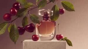 Духи с нотой вишни: самые необычные и модные ароматы