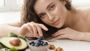 Какие продукты помогут вернуть коже здоровье и красоту: рацион для восстановления кожного барьера