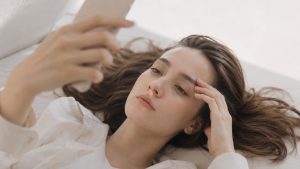 Цифровая усталость: как телефон влияет на лицо, сон и настроение