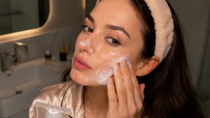 Как смывать SPF с лица и почему одного средства недостаточно