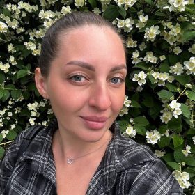 Елена Кузьмичёва, специалист по предоставлению маникюрных и педикюрных услуг
