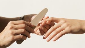 Что такое пилочный маникюр? Почему кутикулу всё чаще удаляют именно так