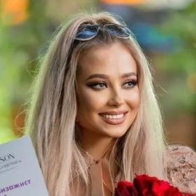 Алёна Сидорова Визажист, бьюти-эксперт, блогер, победитель международных конкурсов.