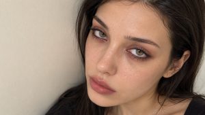 Tired girl makeup: что такое «уставший» макияж и как повторить главный бьюти-тренд осени 2026