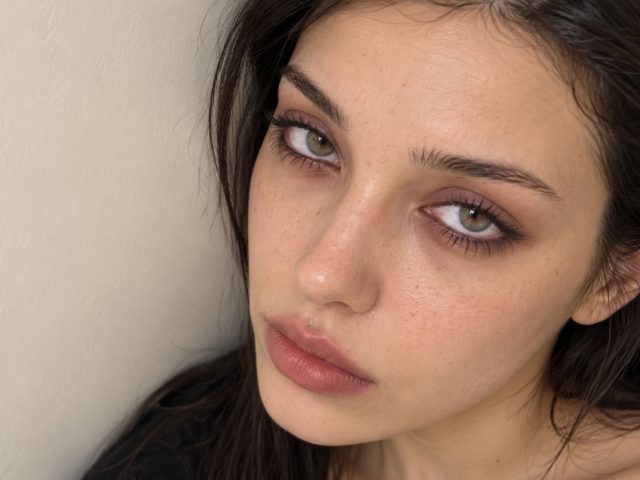 Tired girl makeup: что такое «уставший» макияж и как повторить главный бьюти-тренд осени 2026